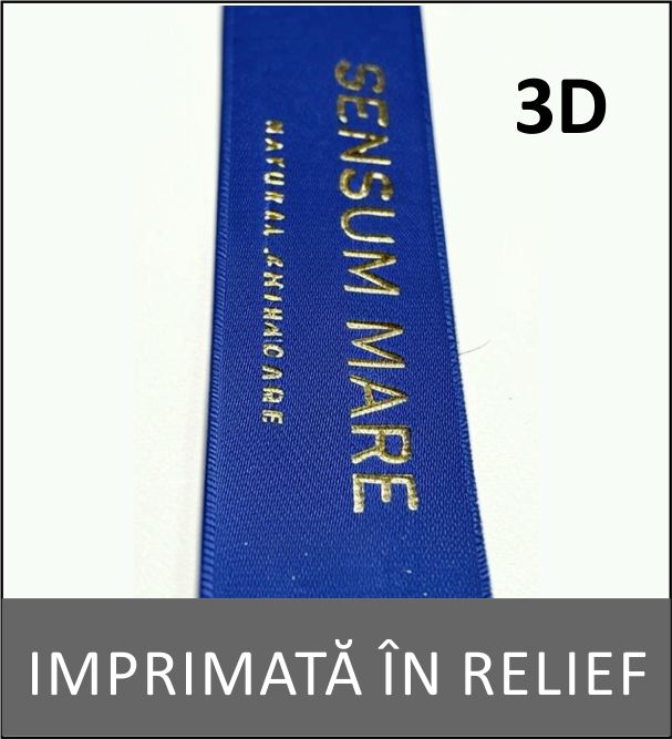 Panglică imprimată în relief 3D cu logo auriu pe fundal negru